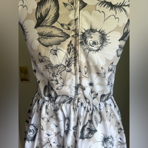 Retrolicious Size M halter neck dress. Fitted waist/full skirt. Beige w/floral - Picture 3 of 10